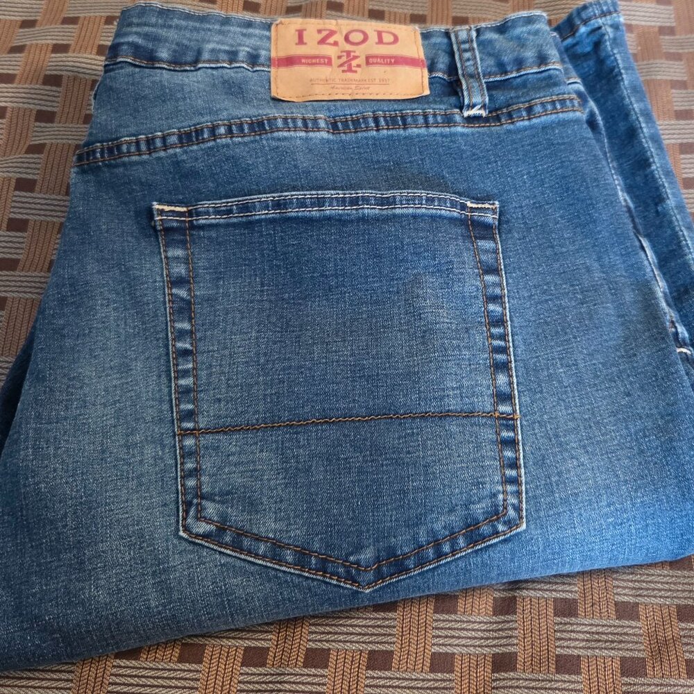 Mens Izod Med Wash Distressed Relaxed Fit Jeans Size 42/32